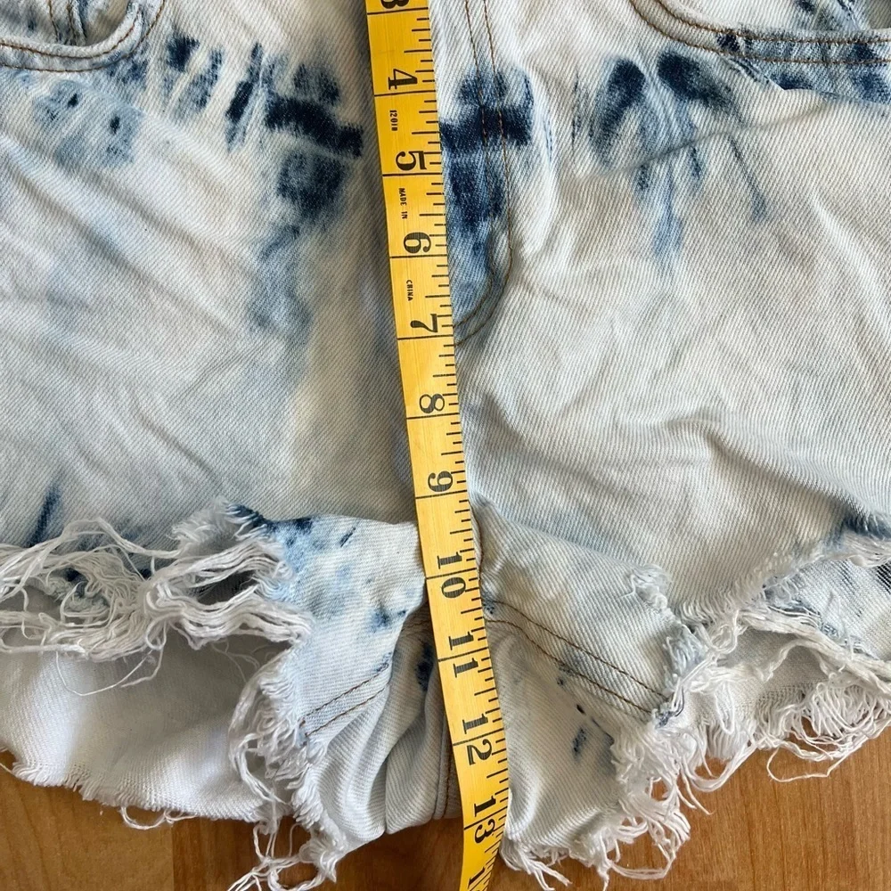 Zara Blue and White Tie Dye Distressed Jean Shorts High Waisted sz 4